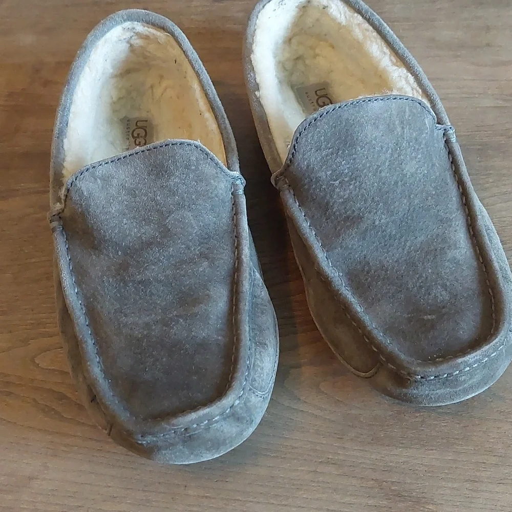 UGG Slippers - Picture 2 of 15